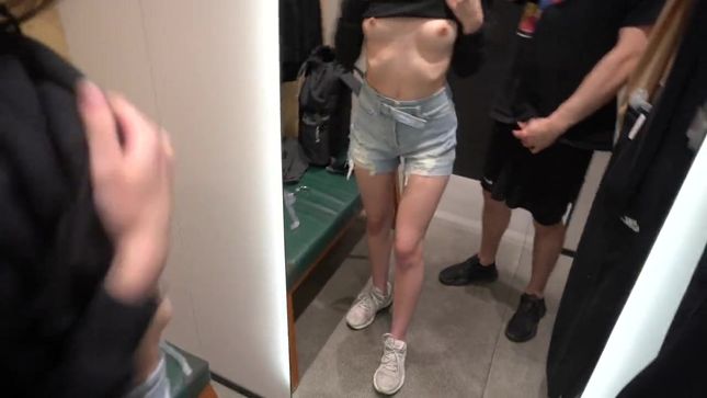 Секс в примерочной с сотрудницей